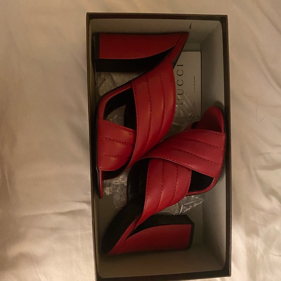 Beautiful Womens Gucci Shoe Too Small For me - Picture 2 of 5